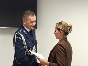 policjant składa gratulacje