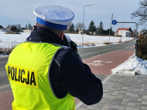 policjant czuwa nad bezpieczeństwem uczestników ruchu