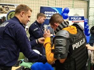 policjanci uczestniczą w targach pracy