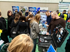 policjanci uczestniczą w targach pracy