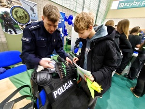 policjanci uczestniczą w targach pracy