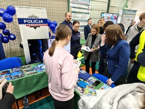 policjanci uczestniczą w targach pracy