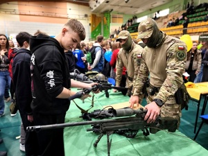 policjanci uczestniczą w targach pracy