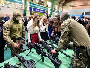 policjanci uczestniczą w targach pracy