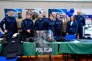 policjanci uczestniczą w targach pracy