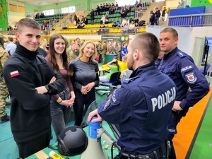 policjanci uczestniczą w targach pracy