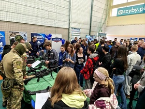 policjanci uczestniczą w targach pracy