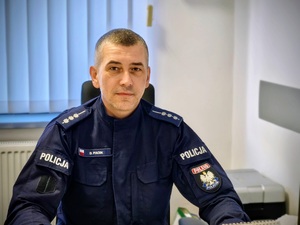 policjant siedzi przy biurku