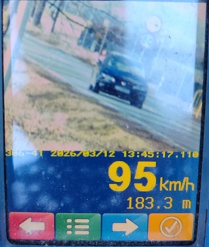 pojazd jedzie po drodze