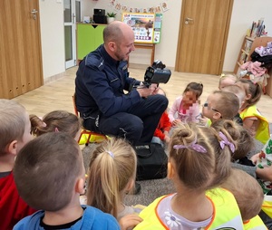 policjant prowadzi zajęcia w przedszkolu