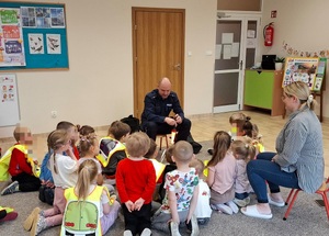 policjant prowadzi zajęcia w przedszkolu