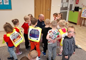 policjant prowadzi zajęcia w przedszkolu