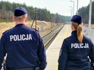 policjanci patrolują obszary kolejowe