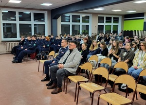 osoby uczestniczą w zajęciach o historii