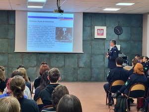 policjant prowadzi zajęcia o historii