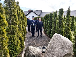 osoby oddają hołd poległym