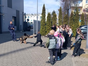 harcerze zwiedzają jednostkę Policji