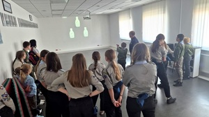 harcerze zwiedzają jednostkę Policji