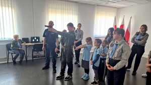 harcerze zwiedzają jednostkę Policji