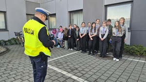 harcerze zwiedzają jednostkę Policji