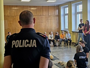 Policjant prowadzi zajęcia w szkole
