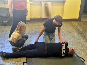 Dzieci uczą się udzielać pierwszej pomocy.
