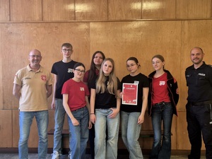 Uczestnicy spotkania pozują do wspólnego zdjęcIa.