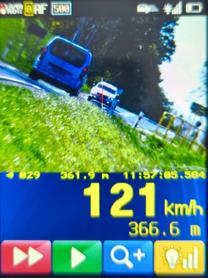 pojazd pędzi 121 km/h