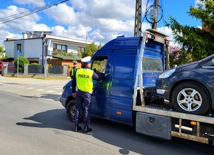 policjant kontroluje trzeźwość kierowcy - zdjęcie poglądowe