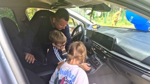 policjanci uczestniczą w pikniku