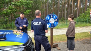 policjanci uczestniczą w pikniku