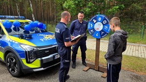 policjanci uczestniczą w pikniku