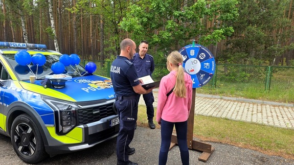 policjanci uczestniczą w pikniku