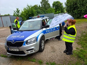Dzieci zwiedzają posterunek Policji