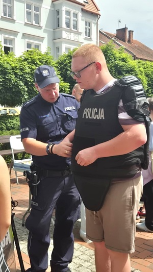 policjanci uczestniczą w pikniku pn. "Bezpieczne wakacje"