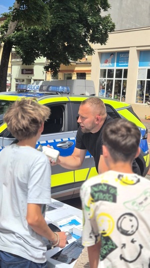 policjanci uczestniczą w pikniku pn. "Bezpieczne wakacje"