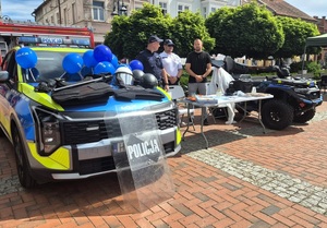 policjanci uczestniczą w pikniku pn. "Bezpieczne wakacje"