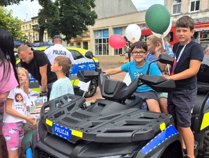 policjanci uczestniczą w pikniku pn. "Bezpieczne wakacje"