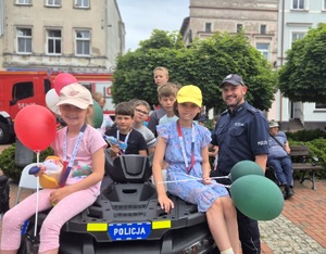 policjanci uczestniczą w pikniku pn. "Bezpieczne wakacje"