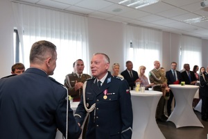 osoby składają sobie gratulacje