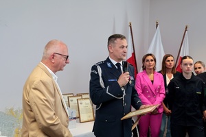 osoby składają sobie gratulacje