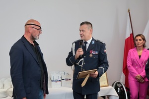 osoby składają sobie gratulacje