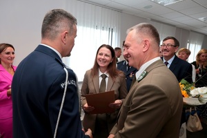 osoby składają sobie gratulacje