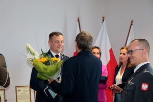 osoby składają sobie gratulacje