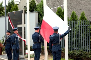 wciąganie flagi na maszt