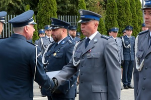osoby uczestniczą w uroczystości policyjnej
