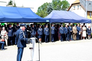 osoby uczestniczą w uroczystości policyjnej