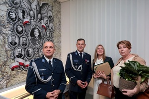 odwiedzający oglądają pamiątki zgromadzone w Izbie Tradycji i Sportu