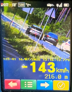 pojazd pędzi 143 km/h