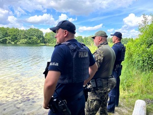 policjanci prowadzą wspólne służby ze strażnikami leśnymi